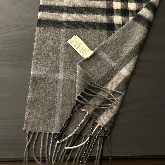 💙BURBERRY cashmere Check Fringe Scarf grey ' - Picture 2 of 3
